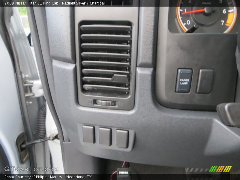 Radiant Silver / Charcoal 2009 Nissan Titan SE King Cab