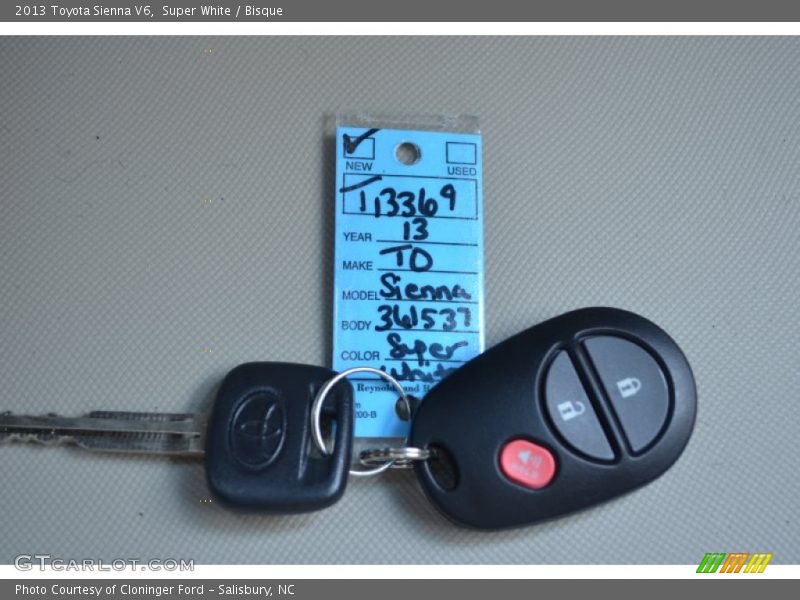 Super White / Bisque 2013 Toyota Sienna V6