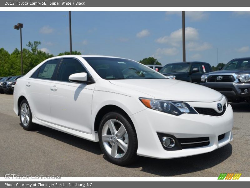 Super White / Black 2013 Toyota Camry SE