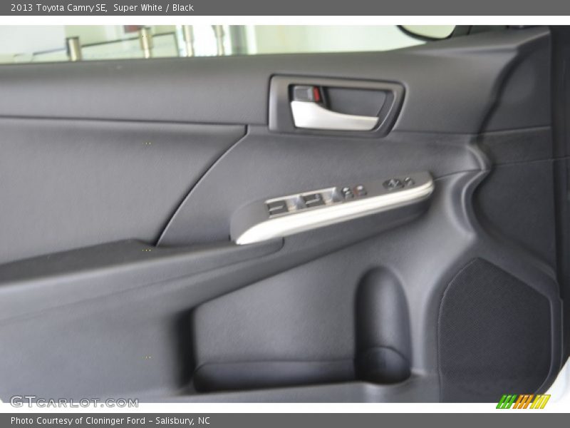 Super White / Black 2013 Toyota Camry SE