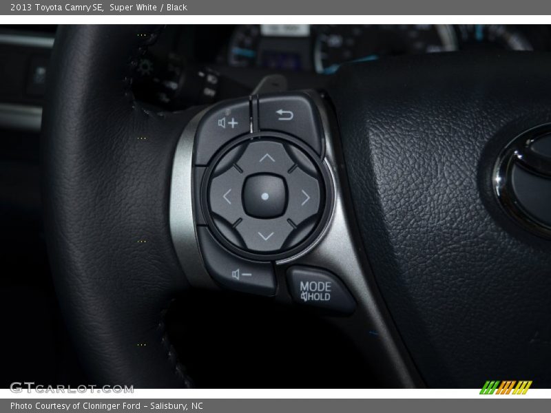 Super White / Black 2013 Toyota Camry SE