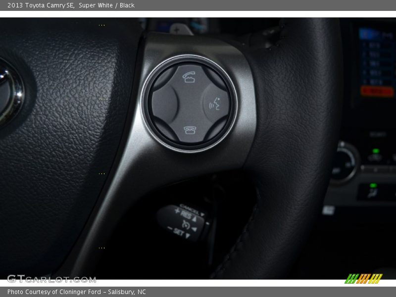 Super White / Black 2013 Toyota Camry SE