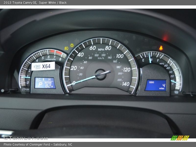 Super White / Black 2013 Toyota Camry SE