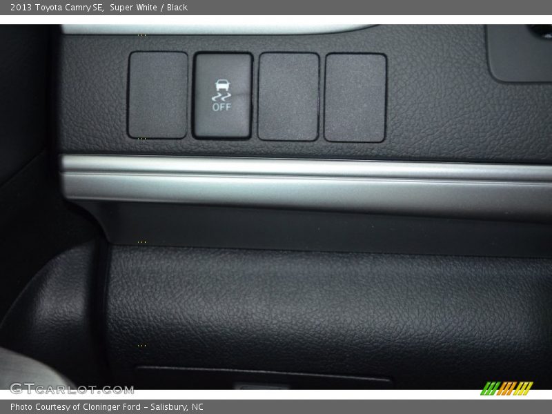 Super White / Black 2013 Toyota Camry SE