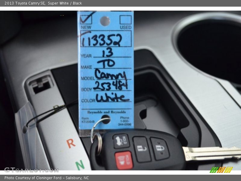 Super White / Black 2013 Toyota Camry SE