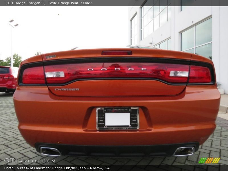 Toxic Orange Pearl / Black 2011 Dodge Charger SE