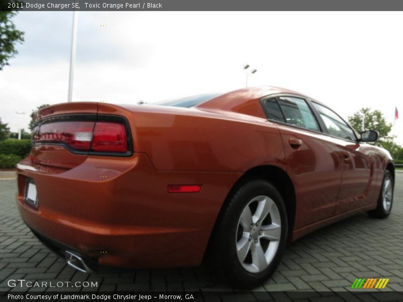 Toxic Orange Pearl / Black 2011 Dodge Charger SE