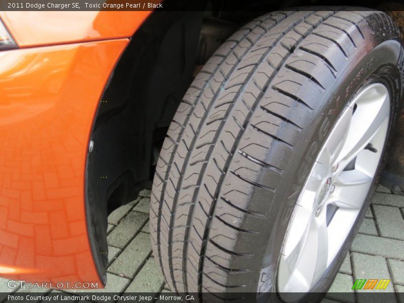 Toxic Orange Pearl / Black 2011 Dodge Charger SE