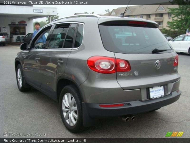 Alpine Gray Metallic / Charcoal 2011 Volkswagen Tiguan SE