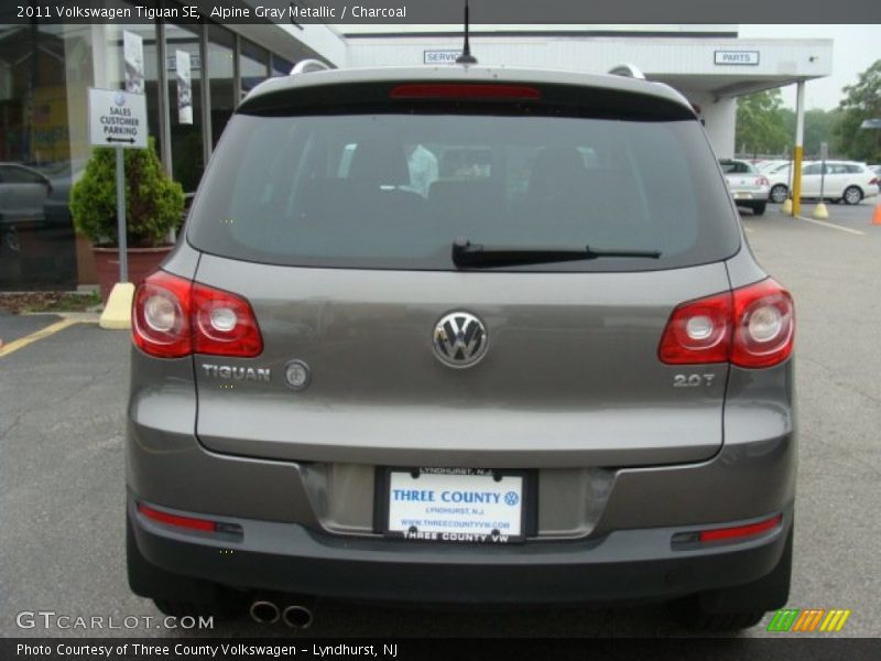 Alpine Gray Metallic / Charcoal 2011 Volkswagen Tiguan SE