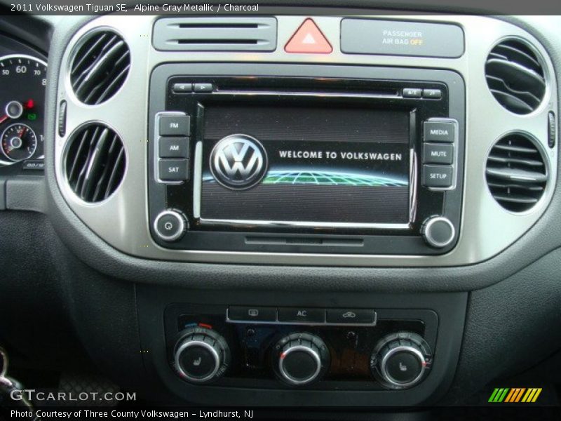 Alpine Gray Metallic / Charcoal 2011 Volkswagen Tiguan SE