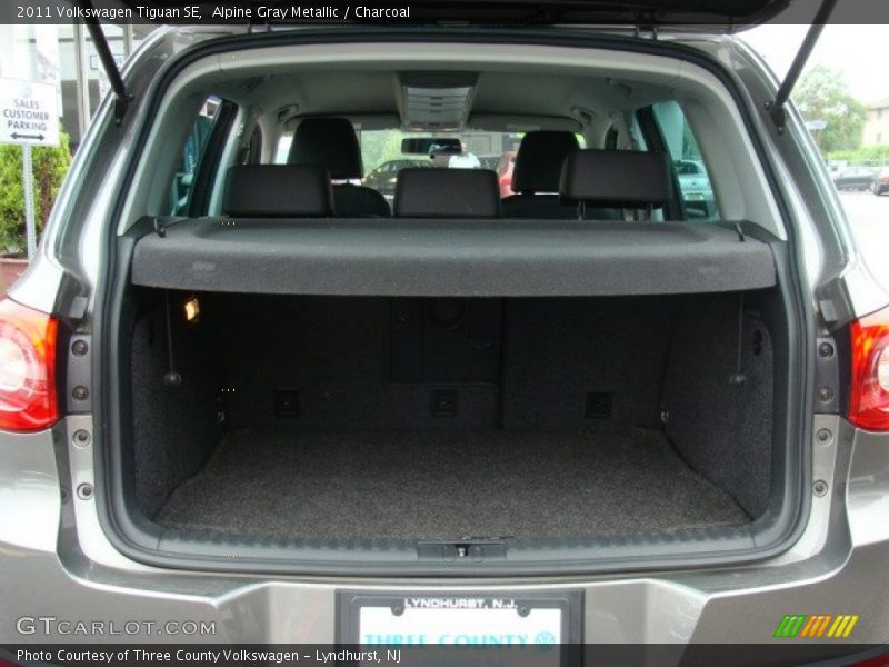 Alpine Gray Metallic / Charcoal 2011 Volkswagen Tiguan SE