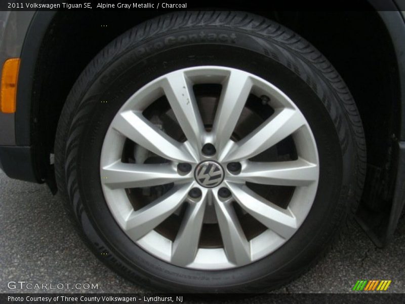 Alpine Gray Metallic / Charcoal 2011 Volkswagen Tiguan SE