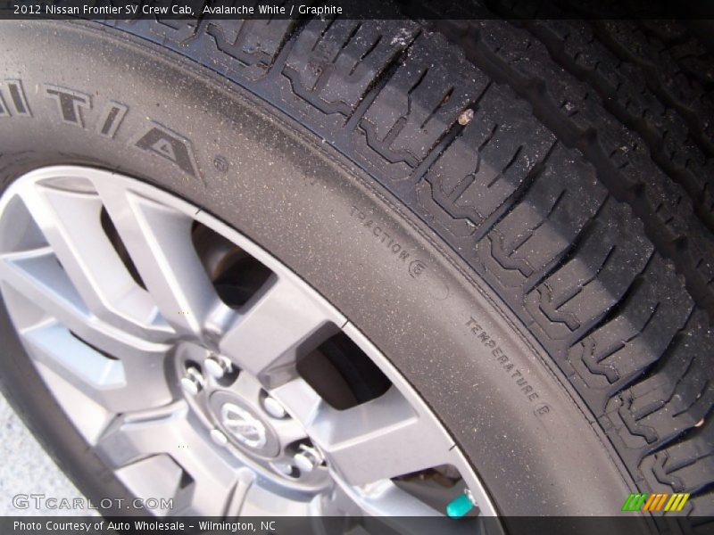 Avalanche White / Graphite 2012 Nissan Frontier SV Crew Cab