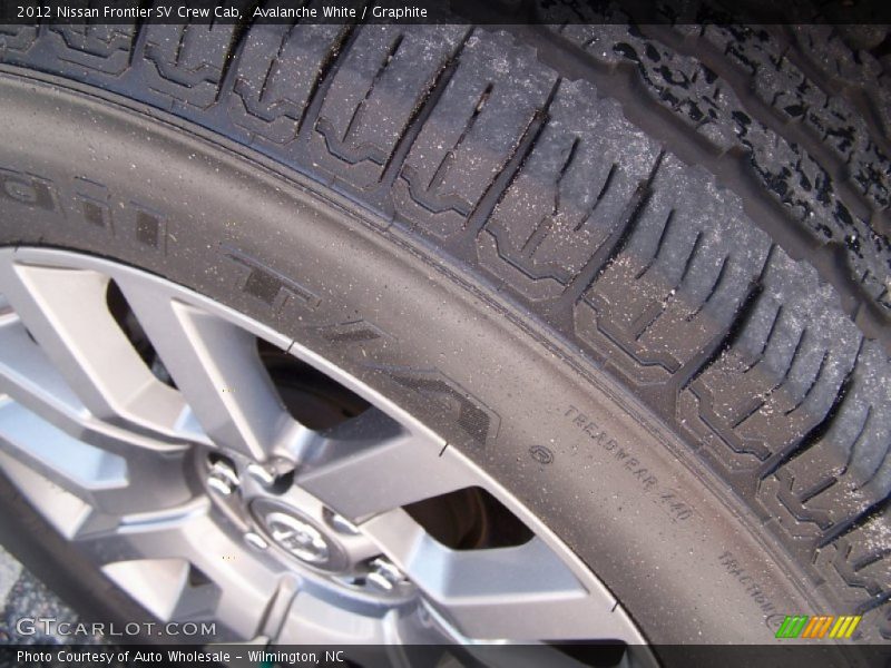 Avalanche White / Graphite 2012 Nissan Frontier SV Crew Cab