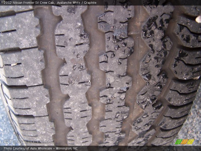 Avalanche White / Graphite 2012 Nissan Frontier SV Crew Cab