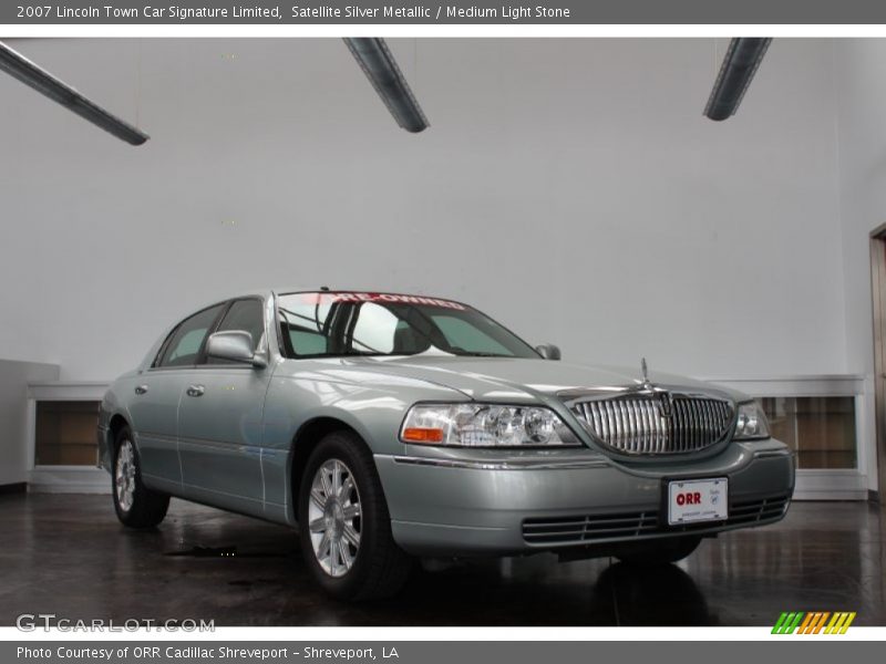 Satellite Silver Metallic / Medium Light Stone 2007 Lincoln Town Car Signature Limited