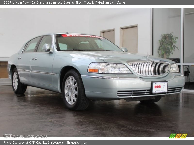 Satellite Silver Metallic / Medium Light Stone 2007 Lincoln Town Car Signature Limited