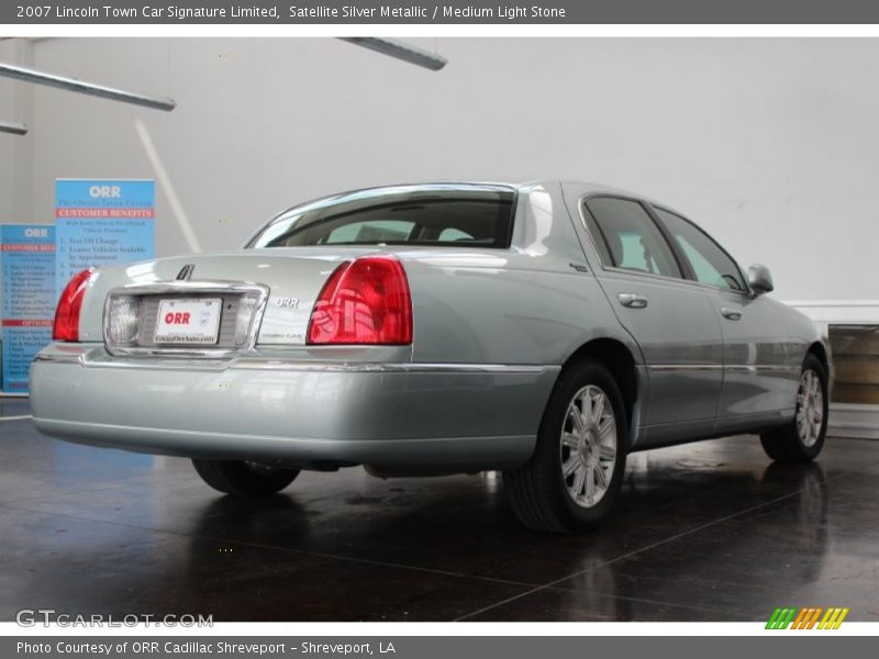 Satellite Silver Metallic / Medium Light Stone 2007 Lincoln Town Car Signature Limited