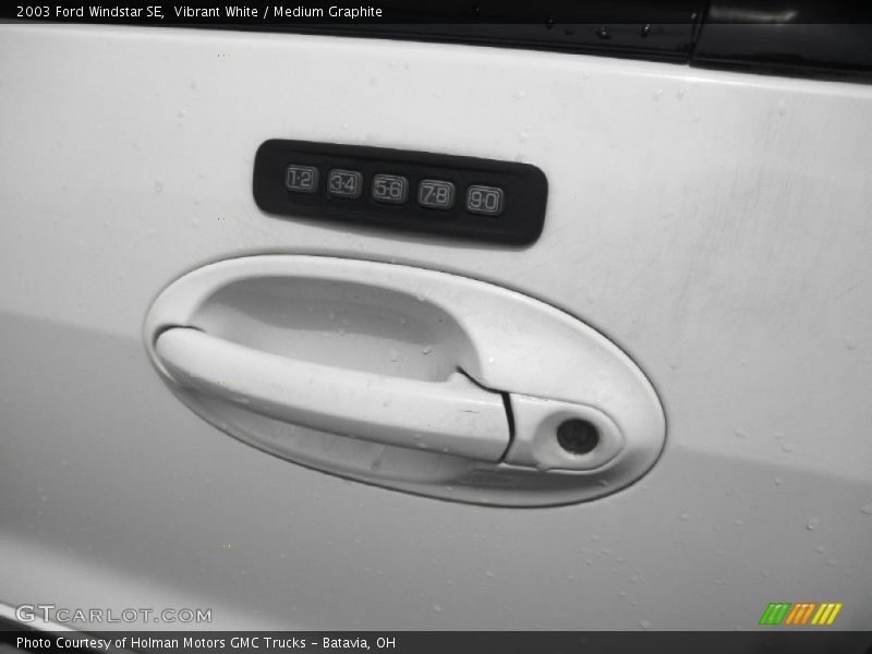 Vibrant White / Medium Graphite 2003 Ford Windstar SE