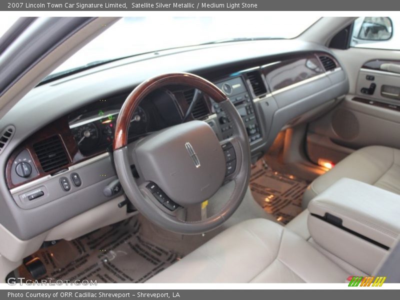 Dashboard of 2007 Town Car Signature Limited