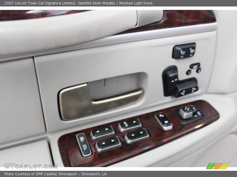 Controls of 2007 Town Car Signature Limited