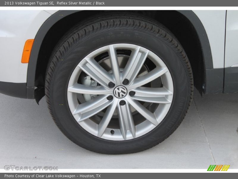 Reflex Silver Metallic / Black 2013 Volkswagen Tiguan SE