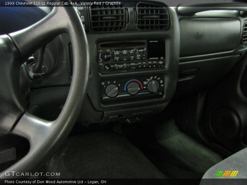 Victory Red / Graphite 1999 Chevrolet S10 LS Regular Cab 4x4