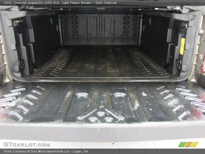 Light Pewter Metallic / Dark Charcoal 2003 Chevrolet Avalanche 1500 4x4