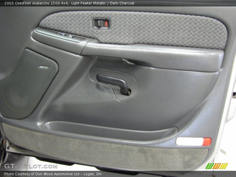 Light Pewter Metallic / Dark Charcoal 2003 Chevrolet Avalanche 1500 4x4