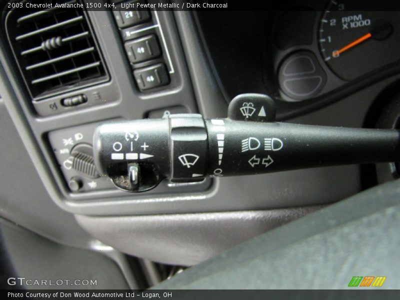 Light Pewter Metallic / Dark Charcoal 2003 Chevrolet Avalanche 1500 4x4