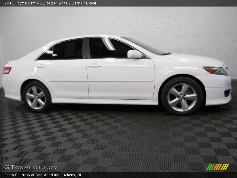 Super White / Dark Charcoal 2011 Toyota Camry SE