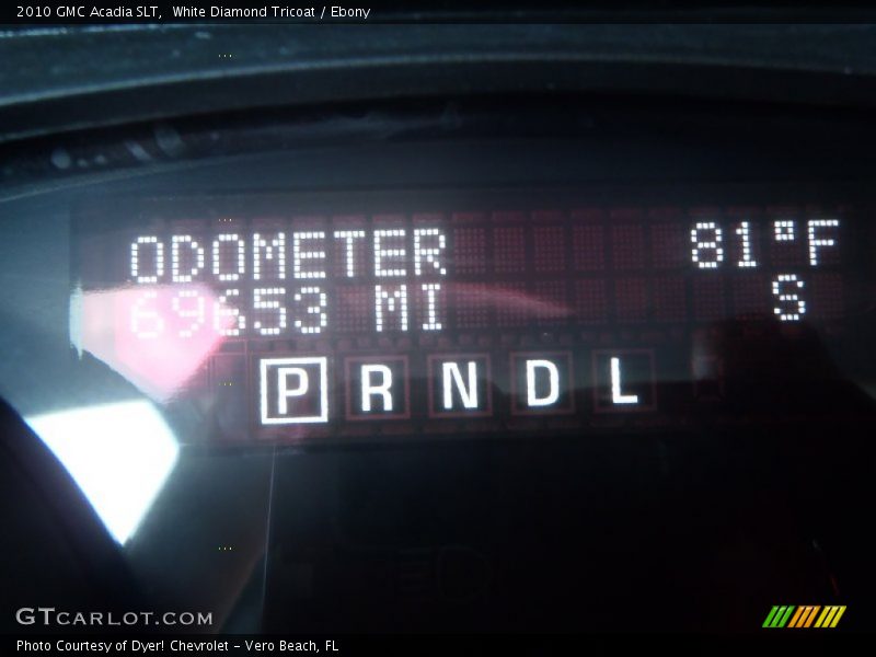 White Diamond Tricoat / Ebony 2010 GMC Acadia SLT