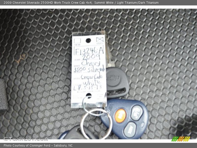 Summit White / Light Titanium/Dark Titanium 2009 Chevrolet Silverado 2500HD Work Truck Crew Cab 4x4