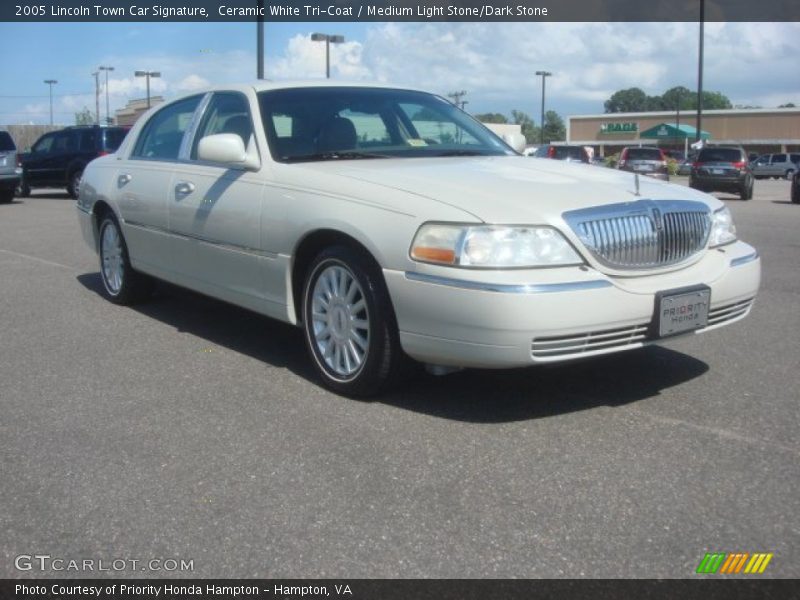 Ceramic White Tri-Coat / Medium Light Stone/Dark Stone 2005 Lincoln Town Car Signature