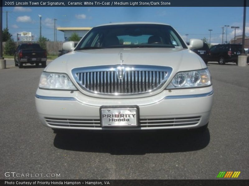 Ceramic White Tri-Coat / Medium Light Stone/Dark Stone 2005 Lincoln Town Car Signature