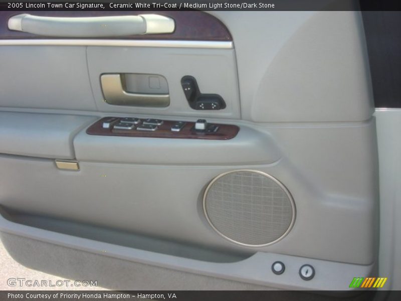 Ceramic White Tri-Coat / Medium Light Stone/Dark Stone 2005 Lincoln Town Car Signature