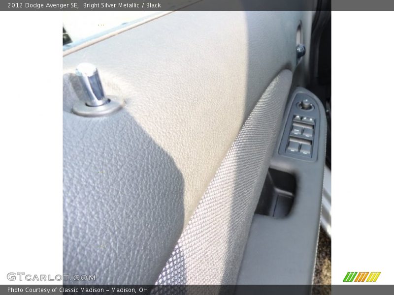 Bright Silver Metallic / Black 2012 Dodge Avenger SE