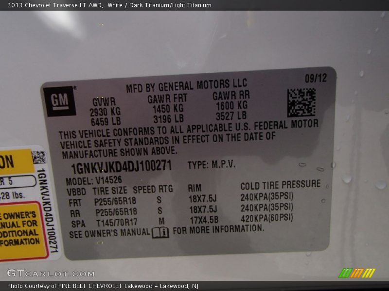 White / Dark Titanium/Light Titanium 2013 Chevrolet Traverse LT AWD