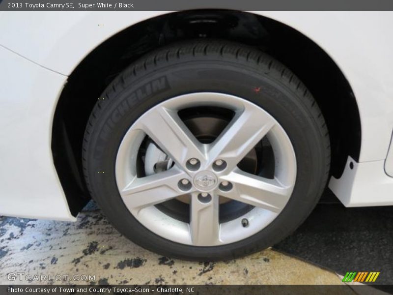 Super White / Black 2013 Toyota Camry SE