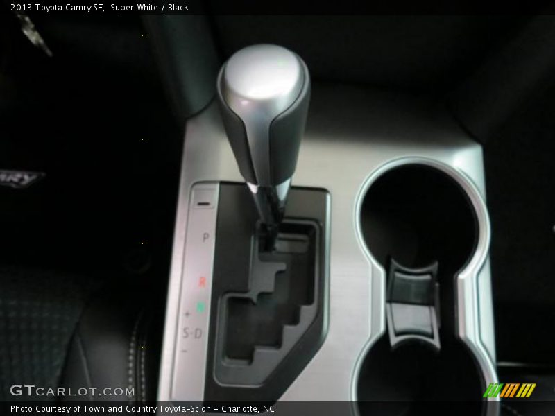 Super White / Black 2013 Toyota Camry SE