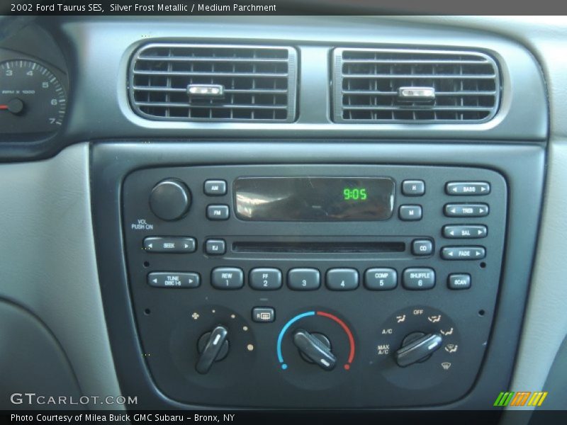 Silver Frost Metallic / Medium Parchment 2002 Ford Taurus SES