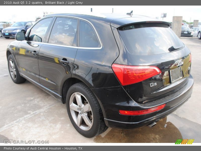 Brilliant Black / Light Grey 2010 Audi Q5 3.2 quattro