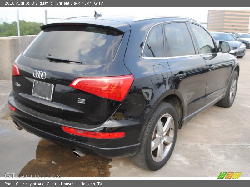 Brilliant Black / Light Grey 2010 Audi Q5 3.2 quattro