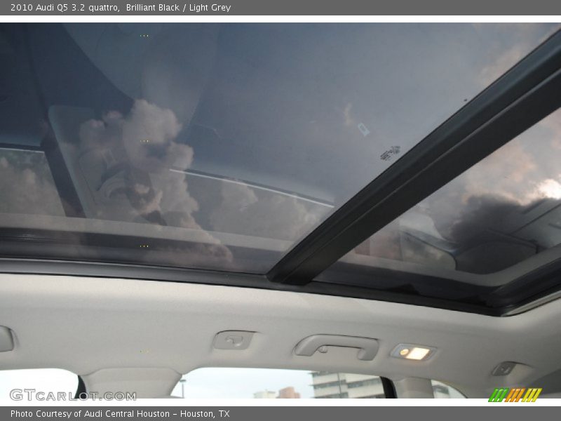 Brilliant Black / Light Grey 2010 Audi Q5 3.2 quattro