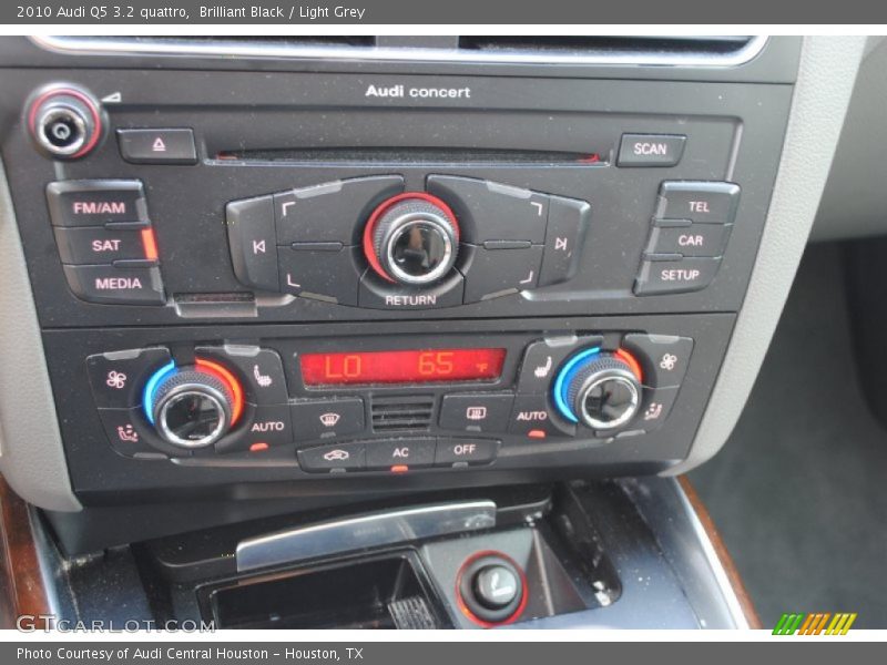 Brilliant Black / Light Grey 2010 Audi Q5 3.2 quattro