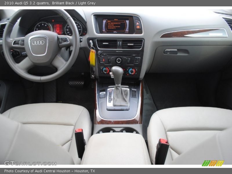 Brilliant Black / Light Grey 2010 Audi Q5 3.2 quattro