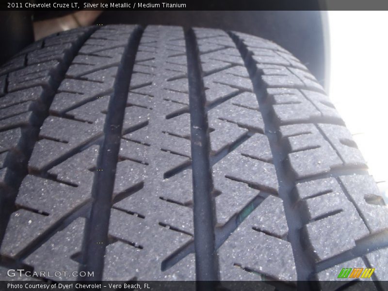 Silver Ice Metallic / Medium Titanium 2011 Chevrolet Cruze LT