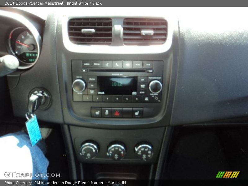 Bright White / Black 2011 Dodge Avenger Mainstreet
