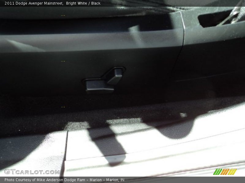 Bright White / Black 2011 Dodge Avenger Mainstreet